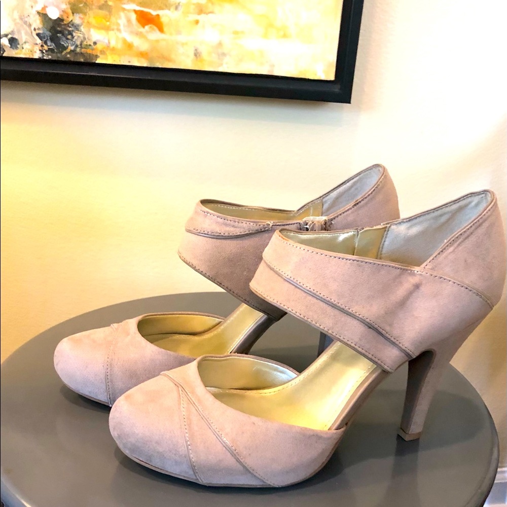 New, Never Worn Tan Fergilicious Pumps 10M (B)